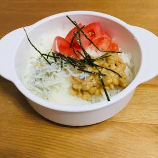 ２歳の朝食☆トマトと納豆としらす丼